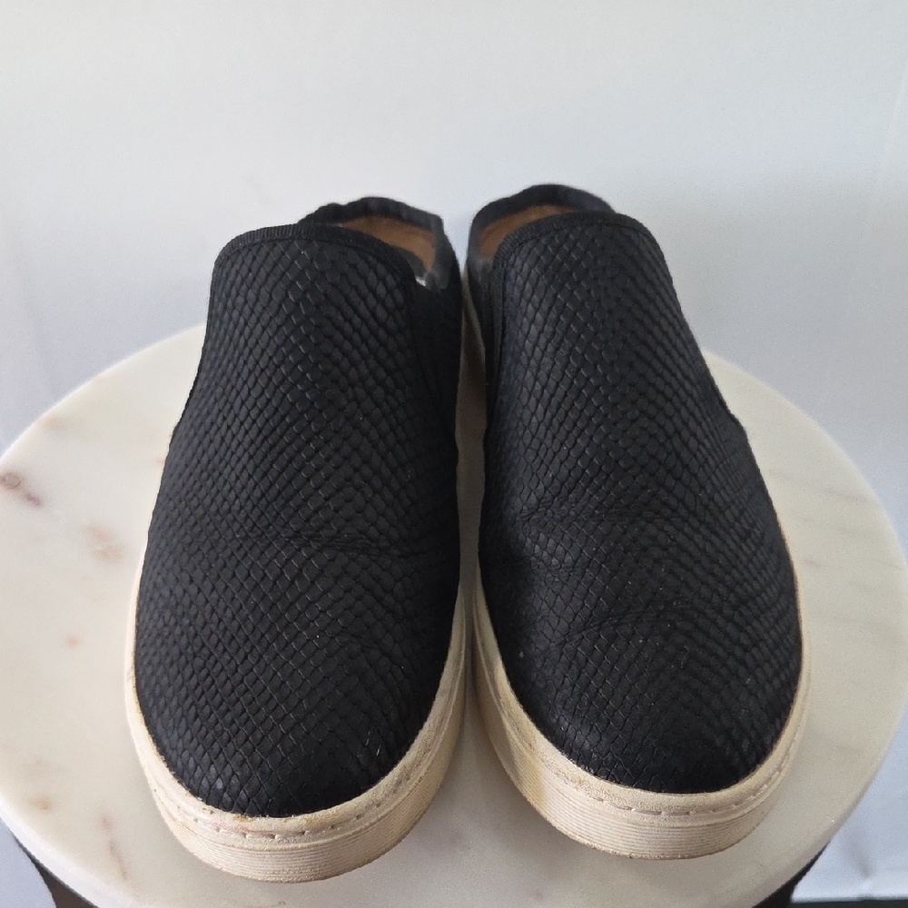 Sofft Black Textured Leather Slip-On Loafers Size 9.5 - Picture 2 of 6